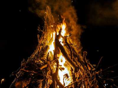 ...� questa la �Festa delle Fanove� di Castellana Grotte, un secolare rito in cui devozione religiosa e folklore si uniscono (foto del Comune di Castellana)